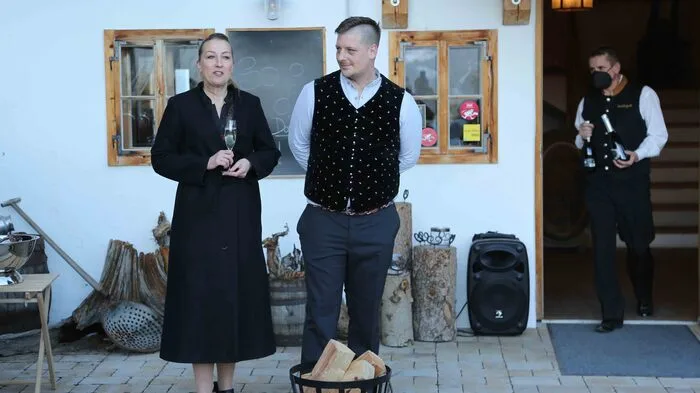 Das Almdorf Seinerzeit in Patergassen verfügt ab sofort über einen eigenen Alm Shop. Am Freitag wurde das Geschäft feierlich eröffnet. Sonja und Manuel Schuch freuten sich über die vielen Gäste.