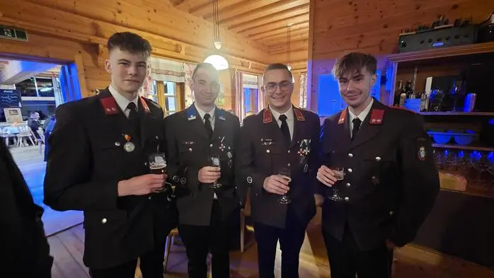Nicht wie gewohnt im Gasthaus Reithofer (Herda), sondern diesmal in der Rodelstub‘n tanzten die Feuerwehrkameradinnen und -kameraden der Freiwilligen (FF) Feuerwehr Koglhof auf.