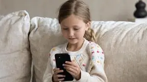 Bildschirmnutzung, Schlafverhalten und körperliche Gesundheit im Kindes- und Jugendalter sind laut einer aktuellen Studie eng miteinander verknüpft