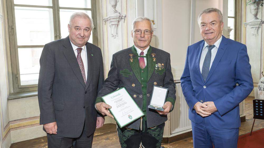 Landeshauptmann Schützenhöfer überreichte gemeinsam mit seinem Stellvertreter Lang an Franz Egger das Große Ehrenzeichen des Landes Steiermark