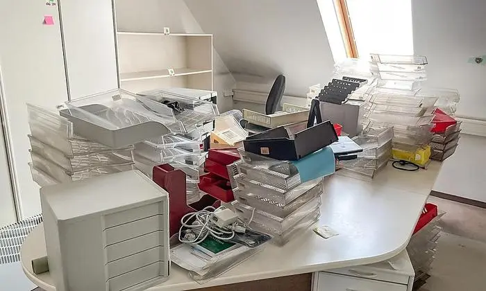 Schreibtischinhalt und Büroschütten