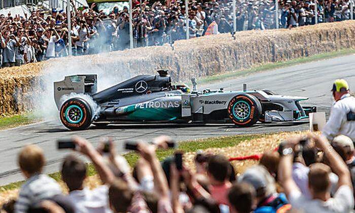Nebelschwaden: Lewis Hamilton lässt die Reifen rauchen