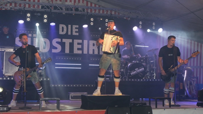 Am Montagabend wurde in St. Jakob der traditionelle Nachkirchtag der FF Kollnitz gefeiert. Nach einer musikalischen Aufwärmrunde mit Peter Litwin, sorgte „Die Südsteirer“ für beste Partystimmung im Festzelt.