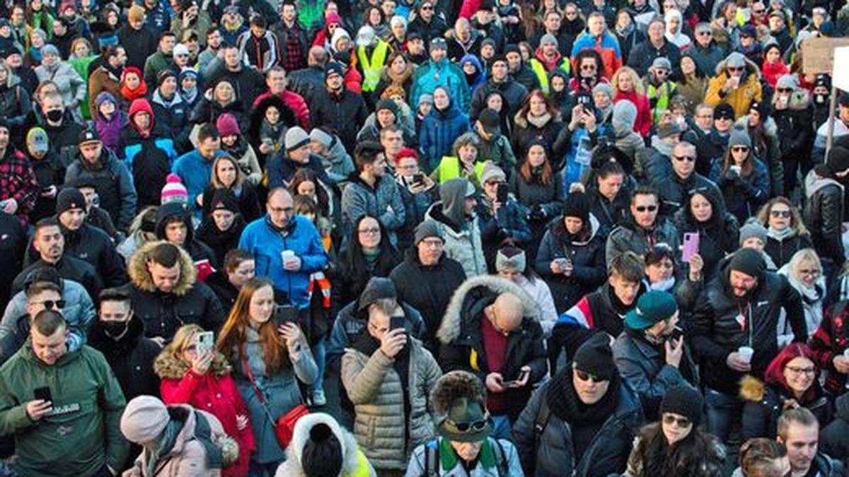 Kein Mundnasenschutz, keine Abstände - Bilder von der Veranstaltung, bei der gegen Coronamaßnahmen demonstriert wurde, empörten vor einer Woche viele Grazer