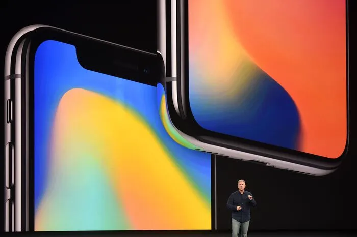 Mit dem größeren Display ist kein Platz mehr für den gewohnten Home-Button, mit dem man aus jeder Anwendung in das Hauptmenü mit den App-Symbolen zurückkehren konnte. Für diese Funktion wischt man jetzt stattdessen mit dem Bildschirm vom unteren Bildschirmrand hoch.