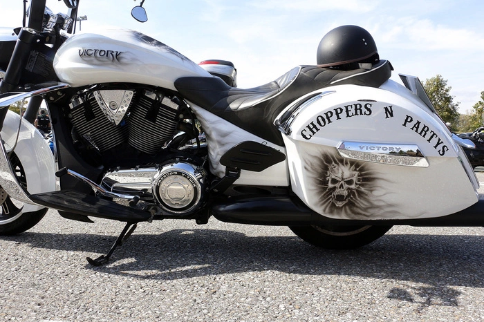 ...Motorradbegeisterte mit ihren heißen Eisen angereist.