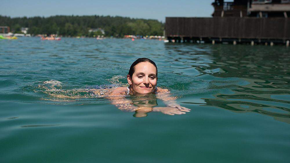 Christina Geiger beim Enstpannen im Klopeiner See