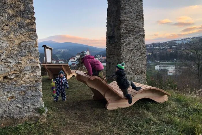 Schöne Aussicht auf den Ort bei den Galgen. Hier wurde ein Christbaum aufgestellt, den jeder schmücken kann. Auch ein Briefkasten soll hier herkommen, in den Kinder ihre Briefe ans Christkind werfen können.