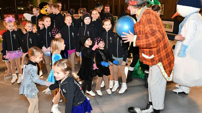Tollpatschige Clowns, gekonnte Pirouetten und bunt gekleidete Eisläuferinnen: Seit Freitagabend ist die Grazer Winterwelt wieder geöffnet.