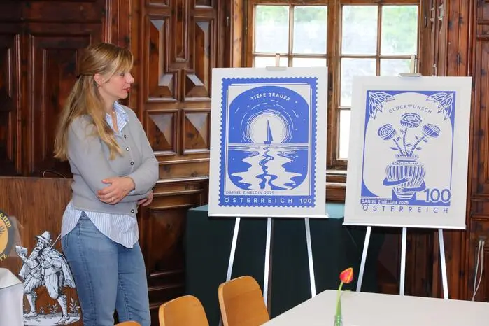 Die Sonderbriefmarke „Glückwunsch“ mit Blumenmotiv ist in einem Blauton gestaltet und zeigt eine große Vase mit Blumen, die von zwei Armen umschlossen wird, wodurch der Eindruck einer Umarmung entsteht. Auf der Sonderbriefmarke „Trauer“ fährt ein Segelboot in den Sonnenuntergang. 
