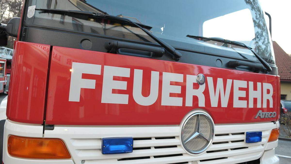 Die Feuerwehren Weinberg und Fehring zogen das Unfallauto aus dem Graben und befreiten den Lenker aus dem Auto