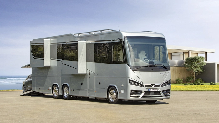 Das teuerste Reisemobil auf dem Caravan Salon: Den „Vario Perfect 1200 QS Platinum“ mit integrierter Auto-Heckgarage gibt es ab 2,2 Millionen Euro