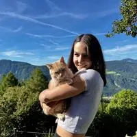 Karin Miedl mit Kater Simba. Mit ihm fing vor zwei Jahren alles an