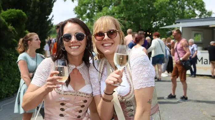 Mehr als 17 Stationen konnten am Aunberg in Tieschen von den Weinblütenfestgästen besucht werden
