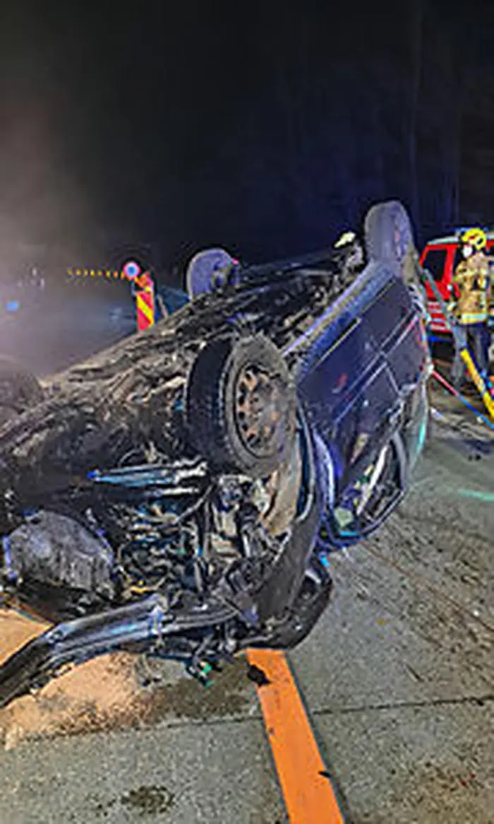 Das Auto hatte sich überschlagen und kam, am Dach liegend, zum Stillstand