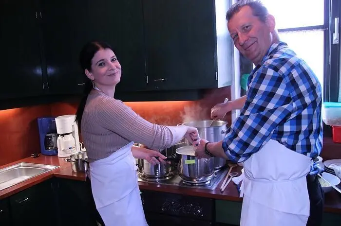 „Natürlich kann man auch Suppe mit nach Hause nehmen“, so Ilse Bell, „aber uns geht es auch um die gesellschaftliche Tradition, das gemeinsame zu Tisch sitzen und das Tischgespräch.“ 