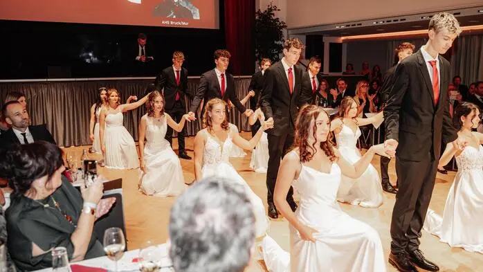 Am Samstag feierten die Maturantinnen und Maturanten der 8A Klasse der AHS Bruck ihren Maturaball. 
