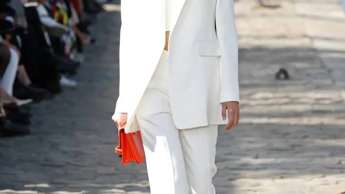 Mit einem Blazer kann jedes Outfit schnell in einen Business-Look verwandelt werden, inzwischen gibt es das klassische Teil in allen erdenklichen Formen und Farben. Der Oversized-Stil dominierte in der Vergangenheit die Laufstege, 2022 werden jetzt mit einem Sanduhr-Schnitt die Schultern und die Taille noch mehr akzentuiert. Egal ob mit eleganter Anzughose oder zur bequemen Jeans, Blazer sind schon lange mehr als nur Bürobekleidung.