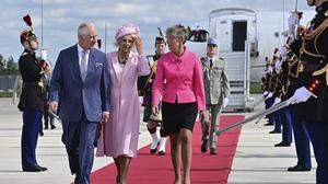 Charles III und Camilla mit der französischen Premierministerin Elisabeth Borne