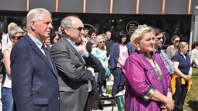 Caritas-Direktor Franz Küberl und der designierte Bischof Wilhelm Krautwaschl bei der Mahnwache für die toten Flüchtlinge