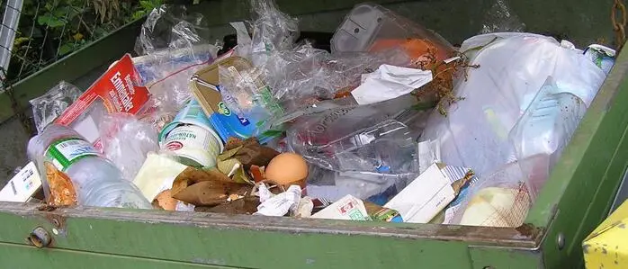 Mülltonne mit Inhalt