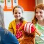 Beim HELMI-Aktionstag der Volksschule Gralla lernten die Kinder spielerisch, worauf es im Straßenverkehr ankommt
