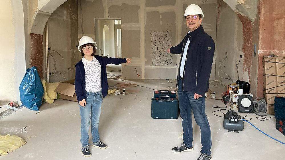 Im künftigen Inklusionscafé (derzeit noch eine Baustelle) im Generationenhaus in Gratwein: Der Initiator Andreas Höller und seine Tochter Antonia (13)	 