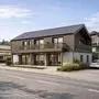 Visualisierung eines modernen zweigeschossigen Hauses in einer Wohngegend