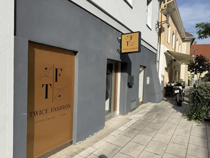 Unweit des Hauptplatzes befindet sich "Twice Fashion“ von Sabine Polzhofer