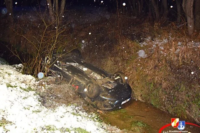 Aus ungeklärter Ursache war ein PKW kurz vor der Ortseinfahrt Wiesfleck ins Schleudern gekommen, kam von der Straße ab und landete am Dach in einem Bach. Bei dem Crash wurde eine Person leicht verletzt.