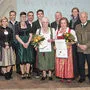 Die beiden geehrten Wirtinnen mit Angehörigen und Gratulanten