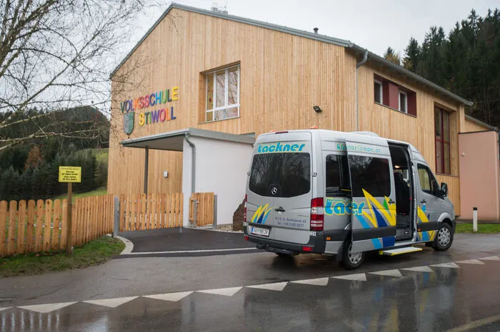 Auch Schule und Kindergarten in Stiwoll wurden am Montag - unter strengem Polizeischutz - wieder geöffnet.