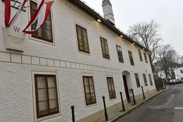 Zählte man bisher lediglich Beethoven-Kenner zum Zielpublikum, wolle man nun einen großen Besucherkreis inklusive Menschen, die noch keine Anknüpfungspunkte zum 1770 in Bonn geborenen Klassiker hatten, ansprechen, erklärte Wien-Museum-Direktor Matti Bunzl bei der Präsentation des Ausstellungsparcours.