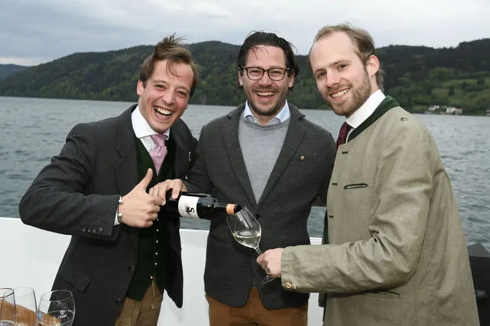 Spitzenwinzer Hannes Sabathi (Mitte) vom südsteirischen Kranachberg in Gamlitz verwöhnte die Gäste an der Seebar mit Vincenz und Ludovico Tacoli.