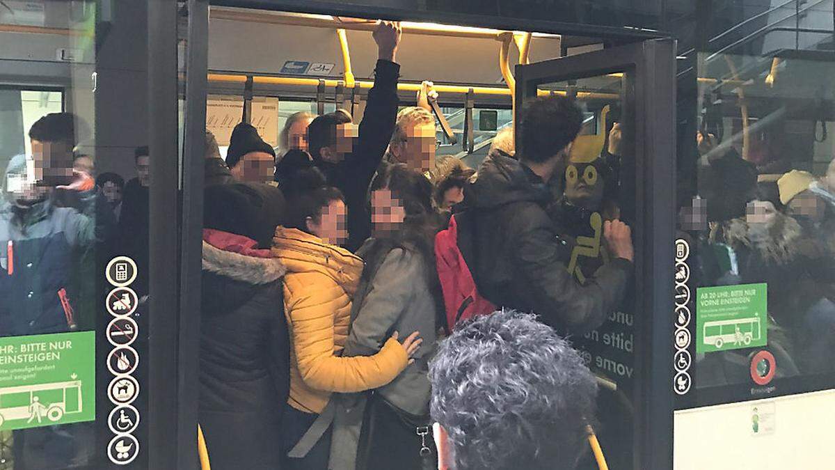 Überfüllte Ersatzbusse fahren vom Grazer Bahnhof weg