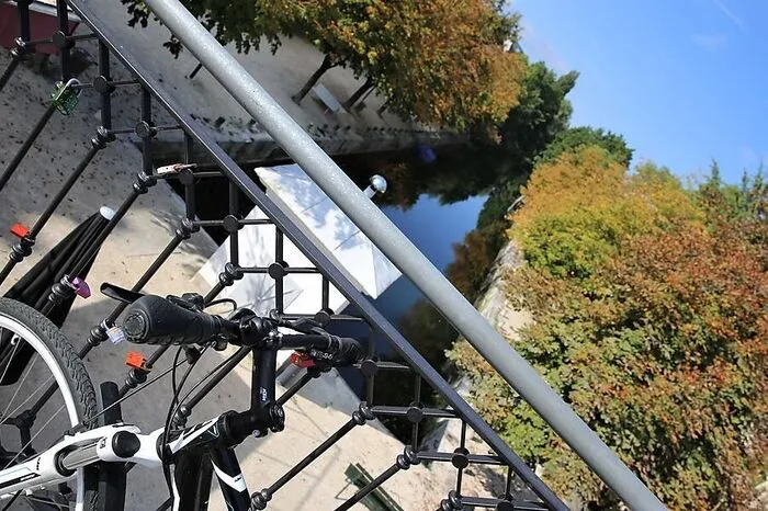 Elisabeth Peutz: "Beschaulich beginnt mein Weg zur Arbeit an der Steinernen Brücke in Klagenfurt mit einer Spazierfahrt per Rad entlang der Villen, entlang des Lendkanals – bis zum Elisabethsteg. Danach, ab der Villacher Straße, wird es ernst. Zuerst gilt es, unbeschadet zwischen Autos durchzufädeln – bis zu dem schmalen Streifen zwischen Rothauer Hochhaus und einstiger Hauptpost, der als Radweg markiert ist, von Autofahrern aber als Parkplatz genutzt wird. Um nicht von rechts abbiegenden Autos umgemäht zu werden, radle ich dann durch die 8.-Mai-Straße im Zickzackkurs zwischen Bus- und Abbiegespuren. Aber was soll’s. Nach zwölf Minuten ist das Ziel ja da. Und es ist parkgebührenfrei!"