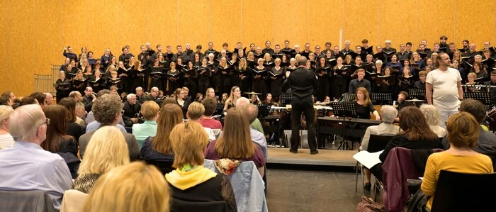 Gemeinsam Carl Orff zum Besten geben: Rund 200 Sänger sorgten in der Stadtwerke-Hartberg-Halle für einen unvergesslichen Abend
