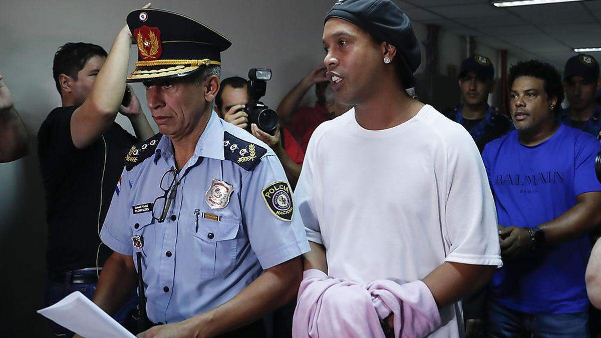 Ronaldinho (weißes Shirt) und sein Bruder Roberto (blaues Shirt) am weg zum Gericht in Asuncion