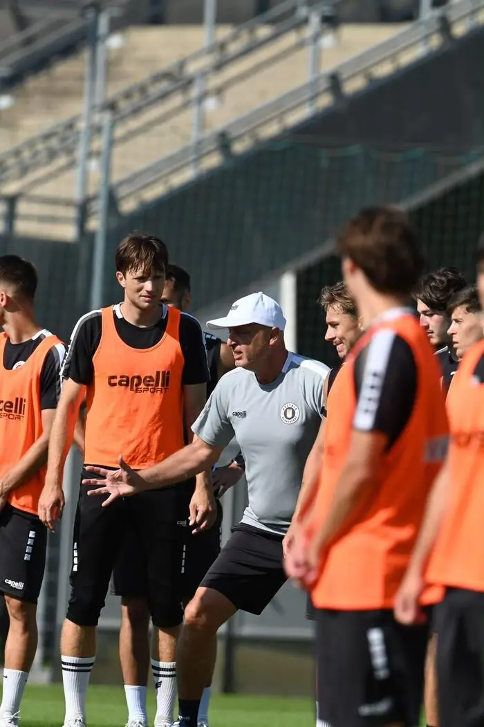 Austria-Trainer Slobodan Grubor stellt seine Mannschaft auf das heutige Cup-Spiel in Velden ein