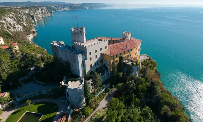 Das Schloss Duino bewacht den Golf von Triest und die Falesie