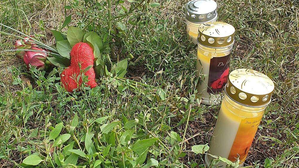 Drei Kerzen für drei junge Oststeirer, die bei einem furchtbaren Unfall Freitag auf der B54 ums Leben gekommen waren