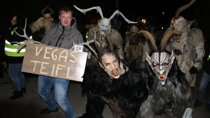 Die kunstvollen Masken brachten so manchen Besucher zum Fürchten.