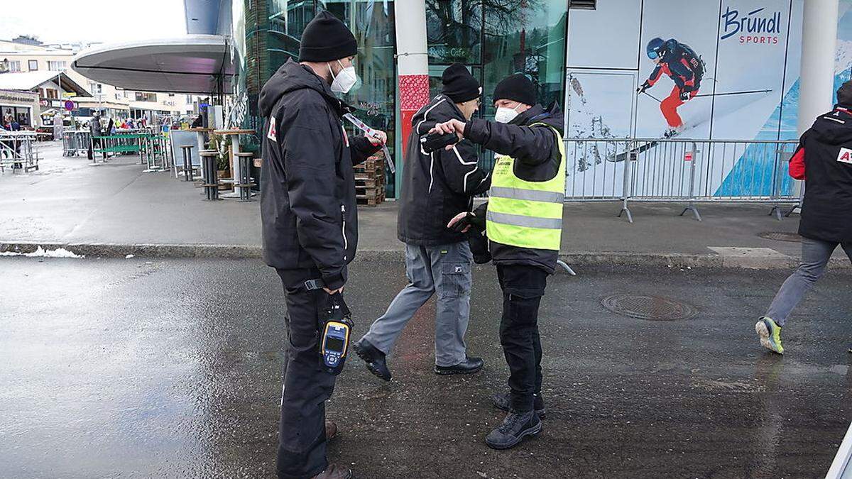 Die Akkreditierung der rund 700 zugelassenen Personen wird an zehn Kontrollpunkten gescannt