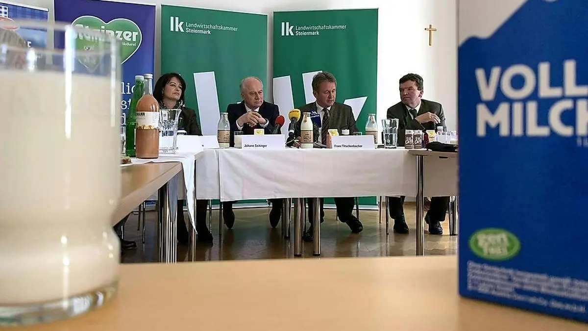 Elisabeth Hörmann (Milchbäuerin), LR Johann Seitinger (ÖVP), Kammerpräsident Franz Titschenbacher und Hermann Schachner (Obmann Ennstal Milch) 