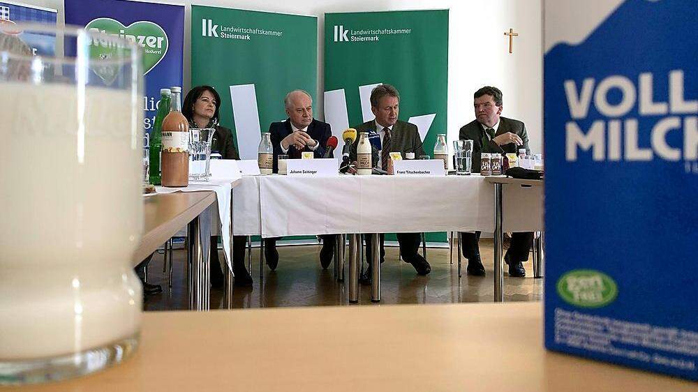 Elisabeth Hörmann (Milchbäuerin), LR Johann Seitinger (ÖVP), Kammerpräsident Franz Titschenbacher und Hermann Schachner (Obmann Ennstal Milch) 