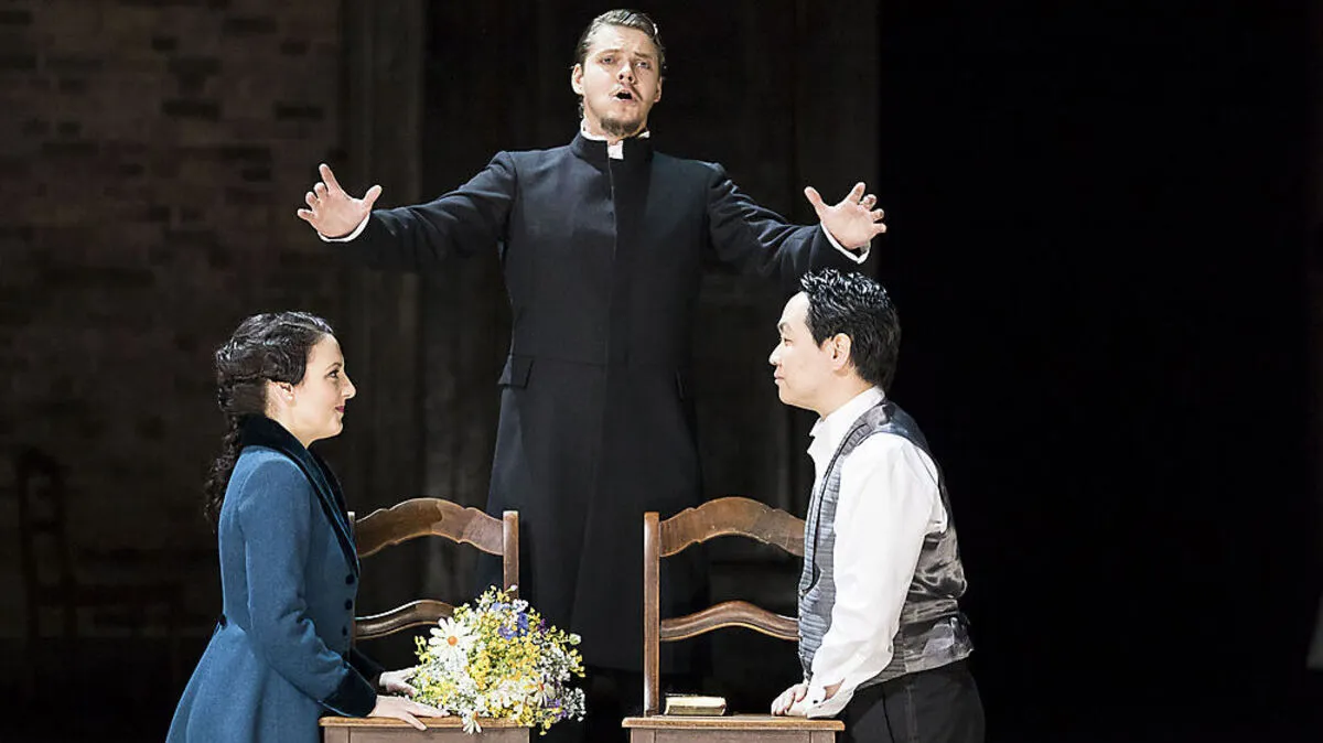 Sophia Brommer (Juliette), Peter Kellner (Bruder Laurent) und Kyungho Kim (Roméo)
