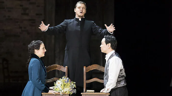 Sophia Brommer (Juliette), Peter Kellner (Bruder Laurent) und Kyungho Kim (Roméo)
