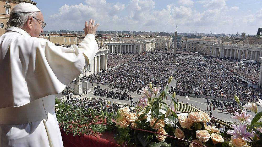 Papst Franziskus vor Zehntausenden Gläubigen in Rom