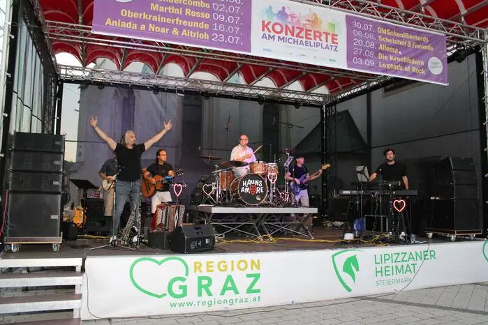 Wandernde Musiker in der Innenstadt, Hauns Amore und DJ Luki begleiteten die Besucher mit den besten Hits durch den Abend und sorgten für ausgelassene Sommernacht-Stimmung. 