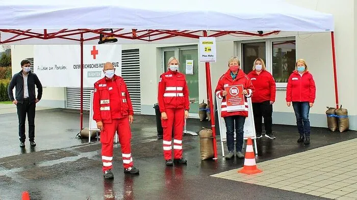 Mitarbeiter des Roten Kreuzes führen die Tests durch